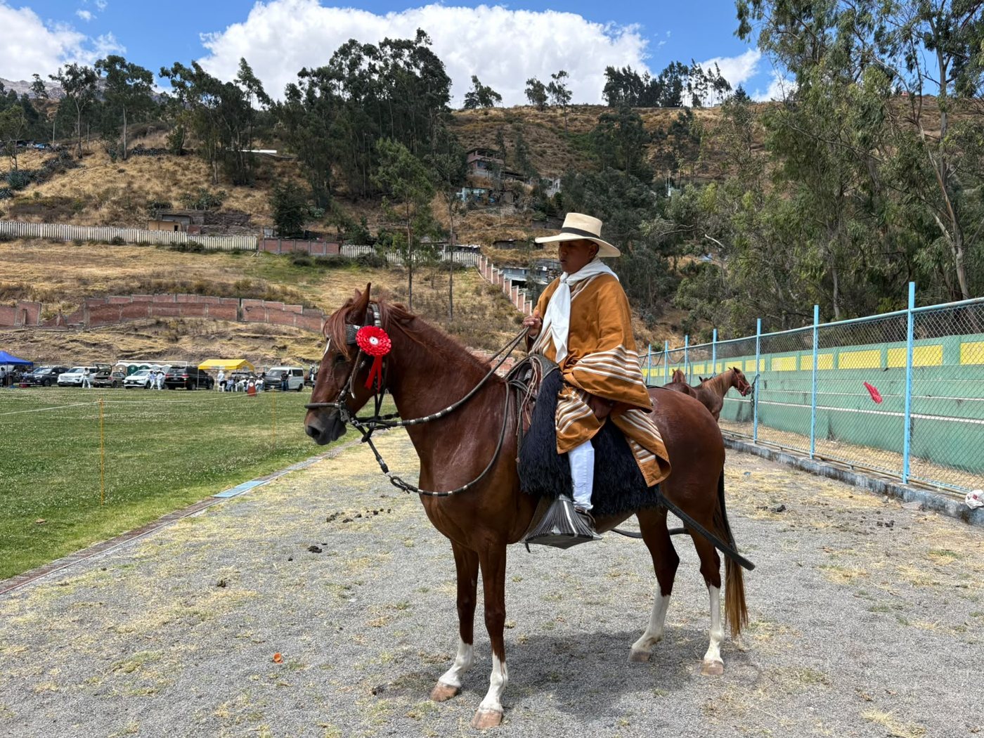 Capón KRA - Director con escarapela, montado por chalán con poncho