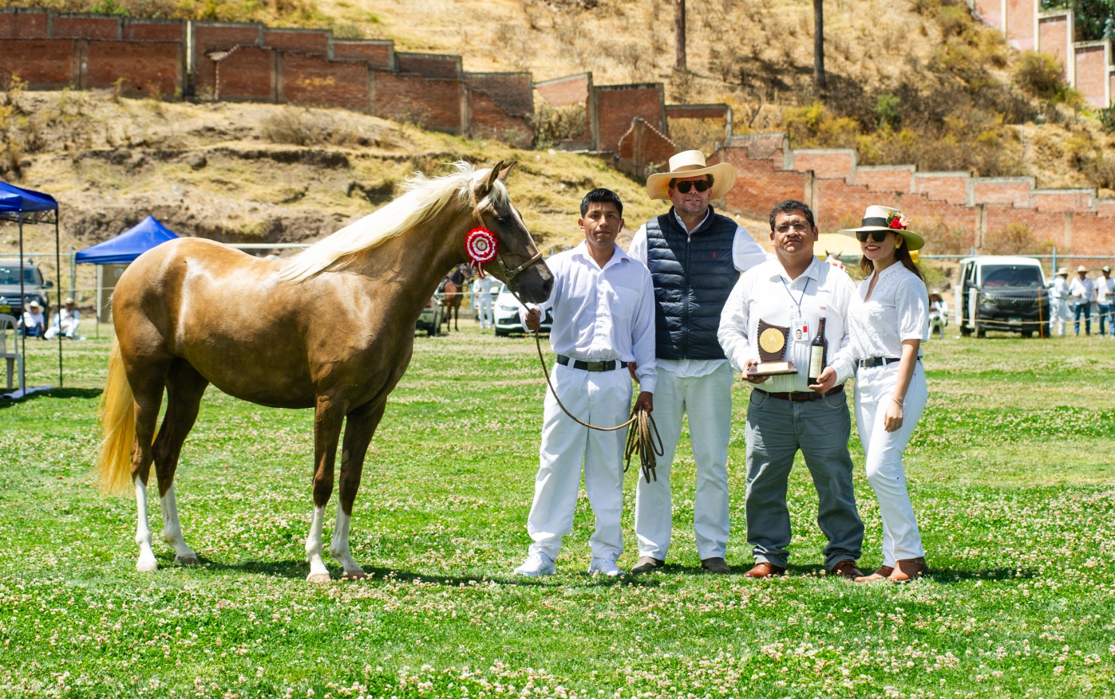 JVDZ - La Gringa con su escarapela de primer puesto y el equipo de El Chilalo recibiendo el trofeo en Canta